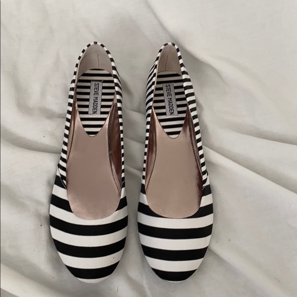 Steve Madden Shoes - Steve Madden black and white striped flat